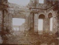 Vue intérieure du château de Saint-Cloud en ruine.