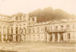 L’aile droite du château de Saint-Cloud en ruine depuis l...