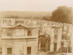 Photographie extérieure d’un côté du château de Saint-Clo...