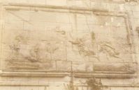 Bas-relief du château de Saint-Cloud en ruine après la gu...