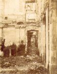 Vue intérieure du château de Saint-Cloud en ruine après l...