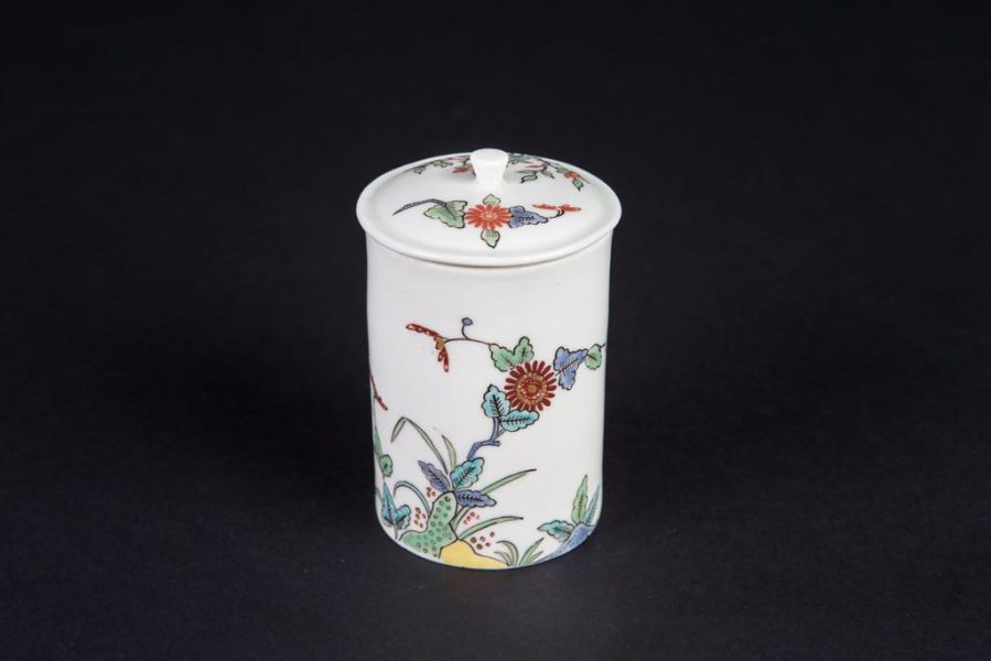 Pot à fard, décor floral kakiemon en polychromie