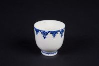 tasse gobelet lisse, frise de motifs en lyre en camaïeu bleu