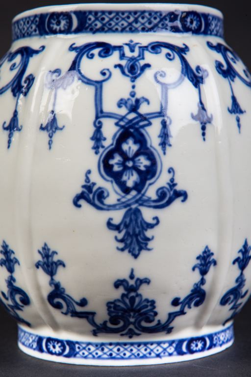 Vase-urne (couvercle manquant) broderies à la Berain en camaïeu bleu