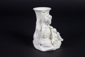 Ronde-bosse : Vase en blanc sur terrasse et groupe : l'Enfant et le Chien