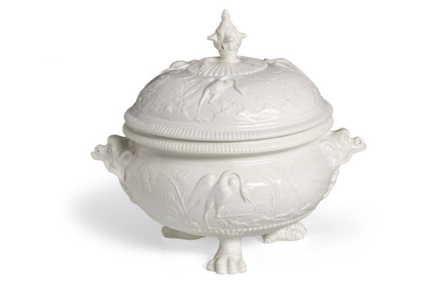 Pot à oille couvert, en blanc, décor oriental moulé