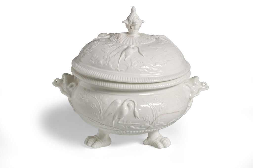 Pot à oille couvert, en blanc, décor oriental moulé