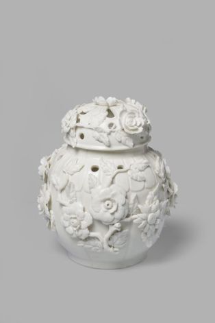 Urne-pot-pourri couvert, décor en blanc de fleurs rapportées