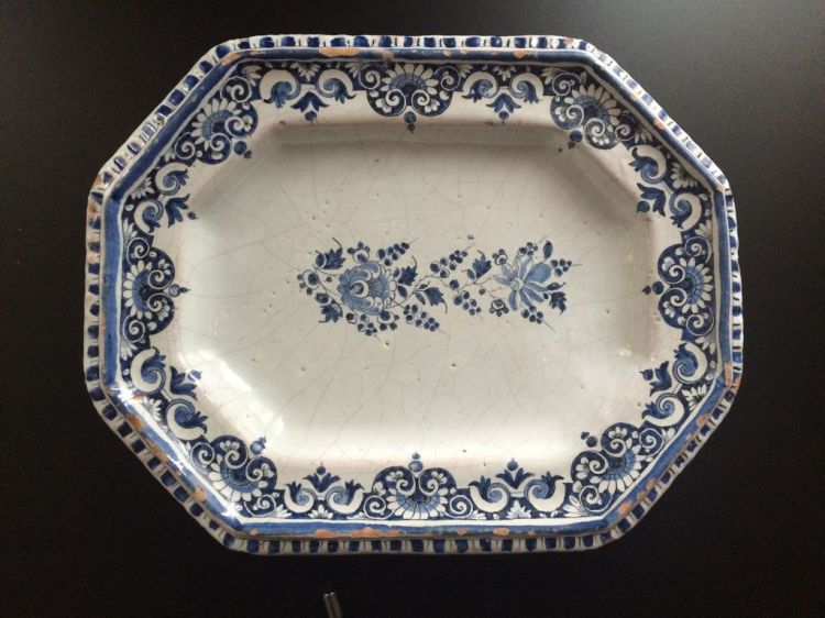 Plat octogonal, décor de broderies de fleurs bleues