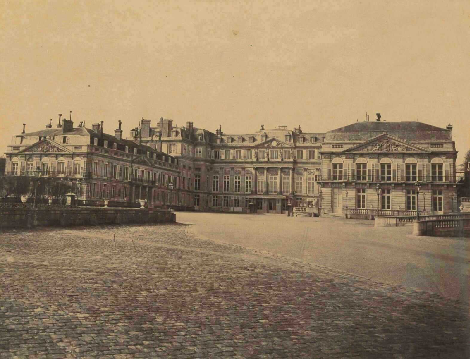 [Façade du château ; côté cour d'honneur]