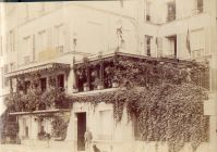 [Un homme et deux chiens devant une maison, rue Gounod ?].