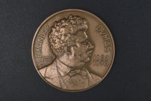 médaille frappée à l’effigie d’Alexandre Dumas père