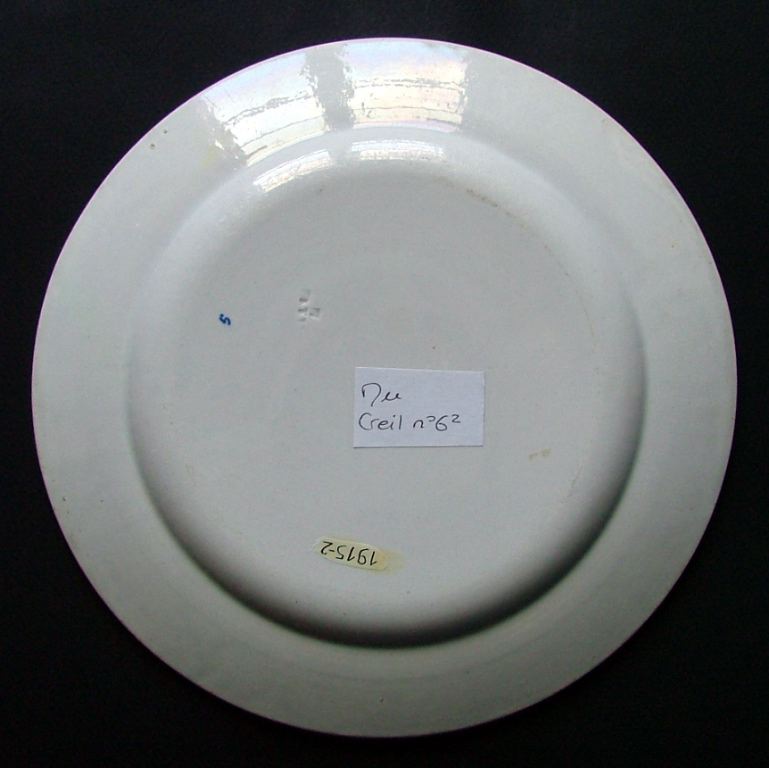 assiette historiée (ronde) ; La charbonnière improvisée (titre inscrit)