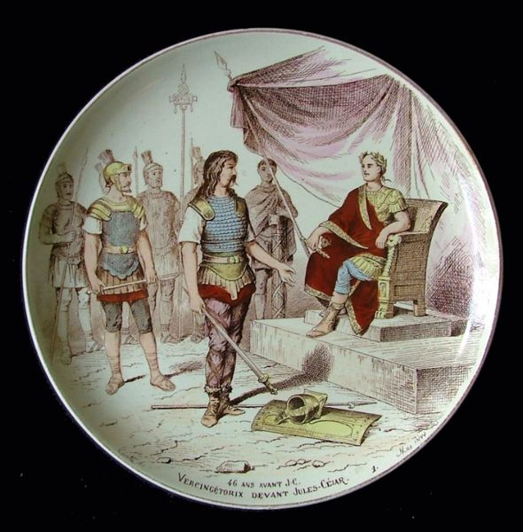 assiette historiée (ronde) ; Vercingétorix devant Jules César (titre inscrit)