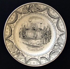 assiette historiée (ronde) ; Chambre ardente dans l’entrepont de la frégate La Belle Poule (titre inscrit)