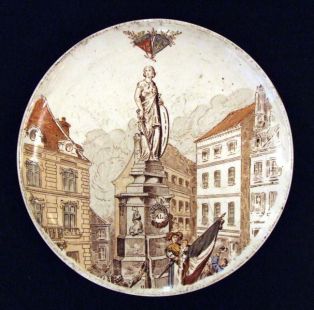 assiette historiée (ronde) ; Statue de Jeanne à Rouen (titre inscrit)