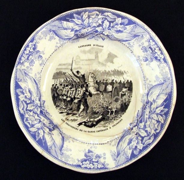 assiette historiée (ronde) ; Les voltigeurs de la garde impériale à Solférino (titre inscrit)
