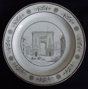 assiette (ronde) ; Vue de la porte St-Denis du côté d’Occident à Paris (titre inscrit)