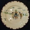 assiette (ronde) ; Trois enfants préparant une omelette (...