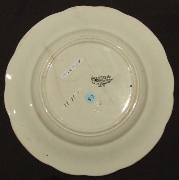 assiette historiée (ronde) ; Mr Chapeau Soupière, Mme Chapeau Assiette, heureuse alliance de la porcelaine et de la chapellerie (titre inscrit)