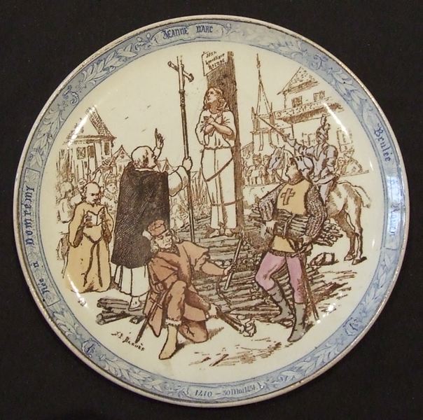 assiette historiée (ronde) ; Jeanne était debout sur le bucher entre Isambart et l’Advenu, élevant au ciel des invocations mélées de larmes, brulée le 30 mai 1431 (titre inscrit)
