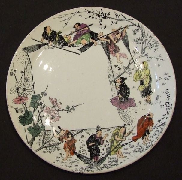 assiette historiée (ronde) ; Petits personnages en kimonos balayant (titre factice)
