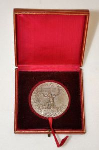 médaille commémorative (circulaire) ; boîte (carrée)