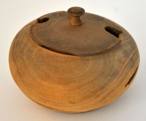 pot (rond) ; couvercle (rond) ; cuillère ; pilon