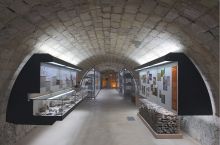 Les caves, aménagées pour la visite depuis 2009, permettent de découvrir les différents outils en silex fabriqués dans la région pressignienne, du Paléolithique à la fin du Néolithique, entre 100 000 et 2000 ans avant notre ère.