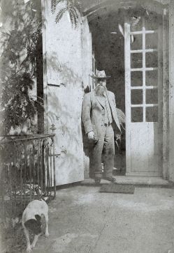 Gustave Fayet sortant de son salon à Fontfroide