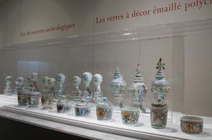 Série de verres émaillés attribués aux successeurs de Bernard Perrot, début XVIIIe siècle, coll. part.