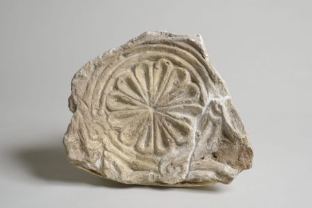 Fragment de décor de stuc (A.73)