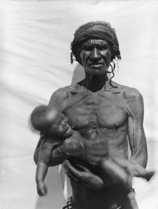 Homme portant un bébé
