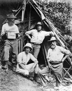 Les Pères Bachelier, Dubuy, Cortebeek et le capitaine Hurley