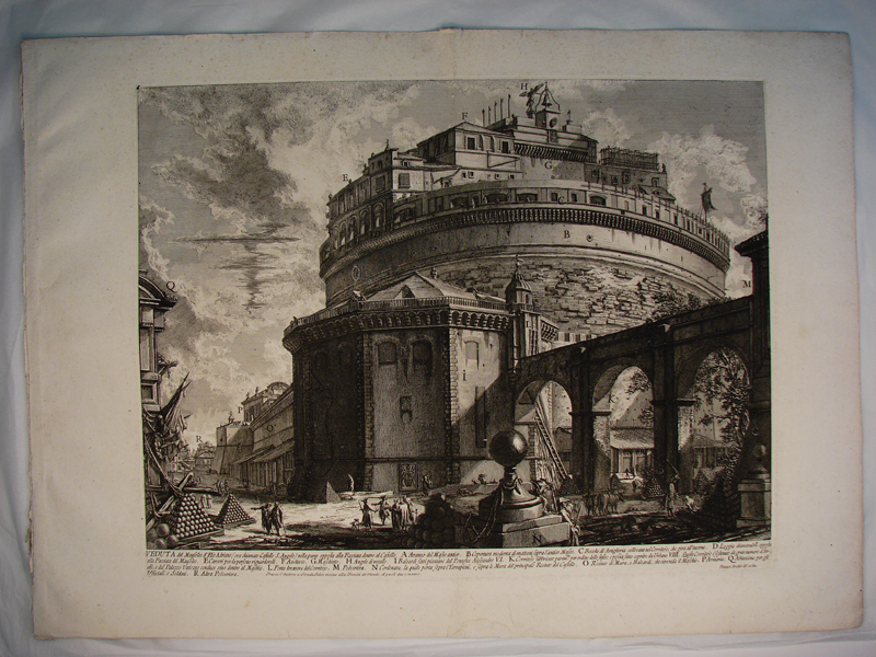 Veduta del Mausoleo d’Elio Adriano (ora chiamato Castello S. Angello) nella parte opposta alla facciata dentro al Castello. (titre inscrit)
