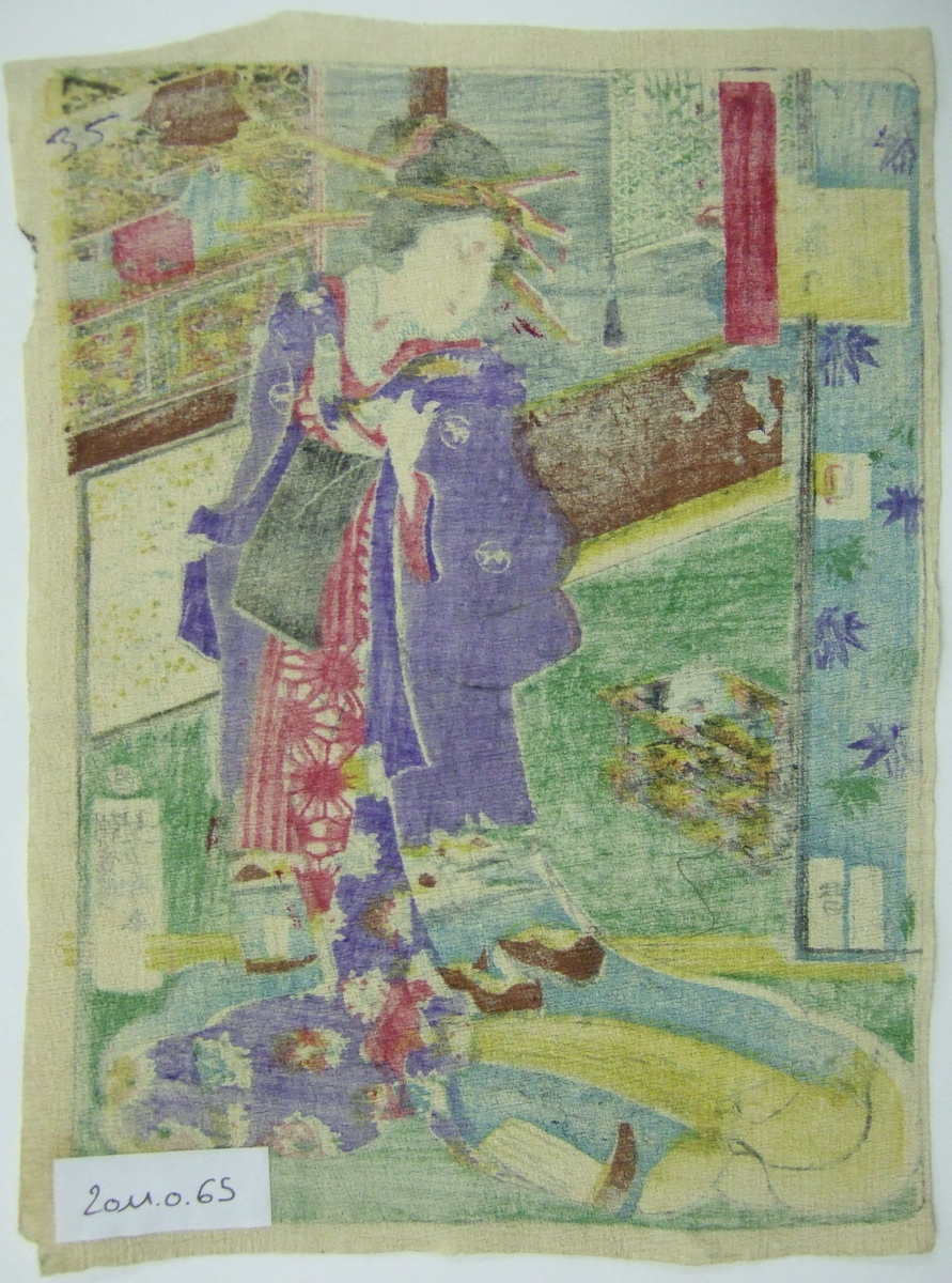 Femme en intérieur portant un long manteau avec motif de paysage de rivière et bateaux. (titre factice)