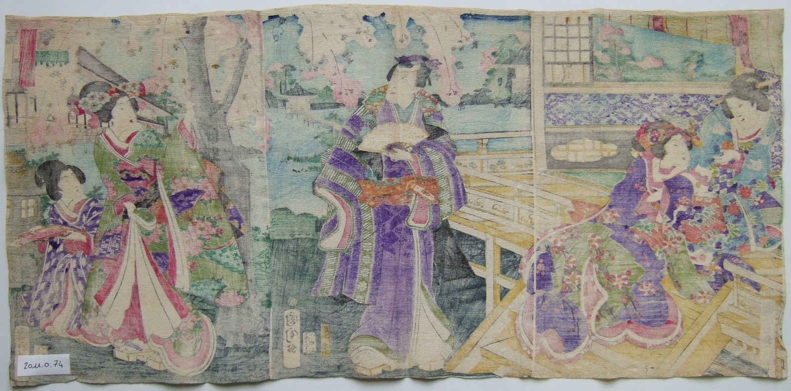 De gauche à droite : deux femmes assises avec un chat blanc, un homme debout tenant un éventail et deux femmes sous un cerisier en fleur. (titre factice)