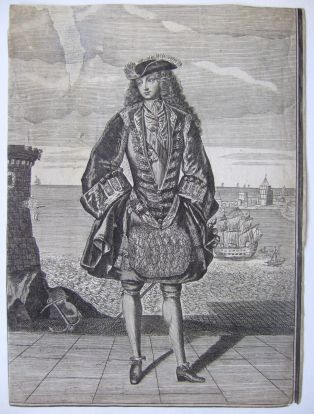 Un homme debout sur un quai, une ancre marine à sa droite et bateaux en arrière plan. (titre factice)
