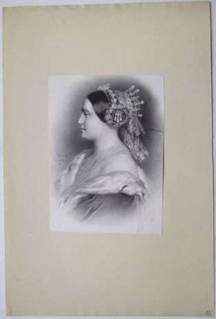 Portrait de femme avec perles dans les cheveux et autour du cou. (titre factice)