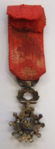 Réduction de la croix de chevalier de la Légion d'honneur d'Emmanuel Lansyer (titre factice) ; © Loches ; ©  Musée Lansyer