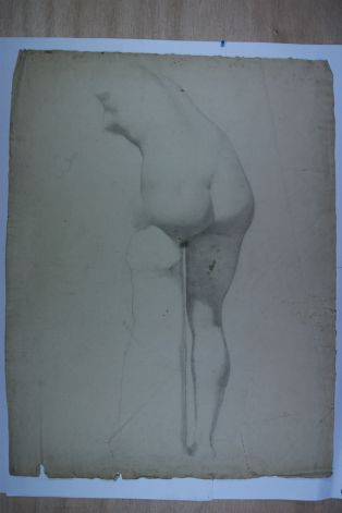 Femme nue vue de dos et colonne en pierre. (titre factice)