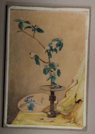Branche de pommier en fleurs dans un vase en cuivre japonais. Etoffe de soie jaune et éventail. (Titre inscrit)