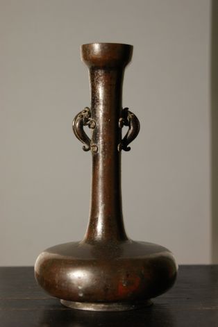 Petit bouteille en bronze asiatique avec deux petites anses en salamandres. (titre factice)