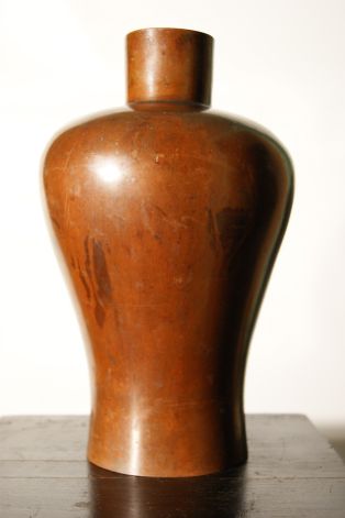 Vase asiatique sans décor patine brun clair.(titre factice)