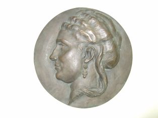 médaillon avec profil de femme (titre factice) ; © Loches ; ©  Musée Lansyer