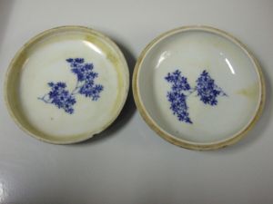 Boite asiatique émaillée de bleu et motif de fleur. (titre factice)