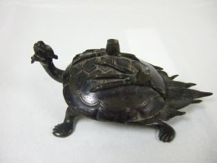 Grue perchée sur une tortue. (1/2) (titre factice)