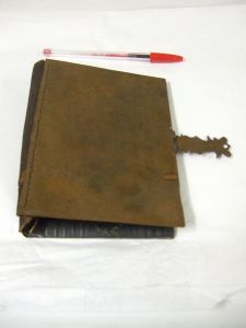 Couverture de livre en cuir et bronze japonais. (titre factice)