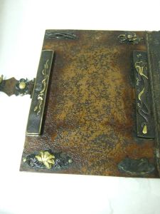 Couverture de livre en cuir et bronze japonais. (titre factice)