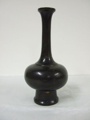 Petit vase asiatique sans décor. (titre factice)